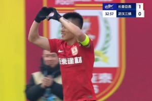 甜!老将谭龙进球后向妻子比心示爱,昨天刚刚过完37岁生日